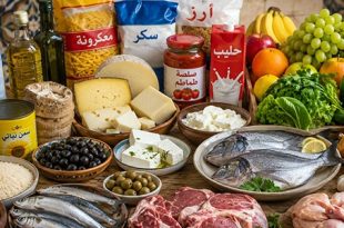 مجموعة متنوعة من المواد الغذائية تشمل اللحوم والأسماك والأجبان والخضروات والفواكه والحبوب مرتبة على طاولة، تعكس مكونات سلة الغذاء الشائعة لدى الأسر الليبية. صورة بالذكاء الاصطناعي