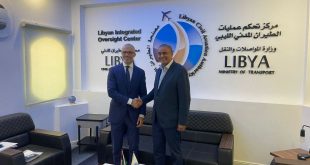 وزير المواصلات بحكومة الوحدة الوطنية محمد الشهوبي يصافح سفير الاتحاد الأوروبي لدى ليبيا نيكولا أورلاندو داخل مركز تحكم عمليات الطيران المدني الليبي في طرابلس، خلال اجتماع لمناقشة ملف رفع الحظر الجوي عن الطيران الليبي.