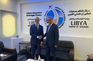 وزير المواصلات بحكومة الوحدة الوطنية محمد الشهوبي يصافح سفير الاتحاد الأوروبي لدى ليبيا نيكولا أورلاندو داخل مركز تحكم عمليات الطيران المدني الليبي في طرابلس، خلال اجتماع لمناقشة ملف رفع الحظر الجوي عن الطيران الليبي.