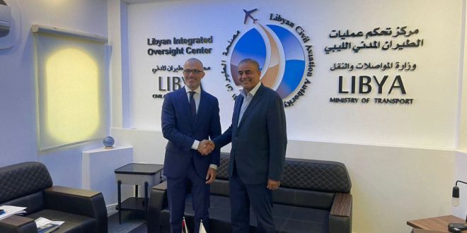 وزير المواصلات بحكومة الوحدة الوطنية محمد الشهوبي يصافح سفير الاتحاد الأوروبي لدى ليبيا نيكولا أورلاندو داخل مركز تحكم عمليات الطيران المدني الليبي في طرابلس، خلال اجتماع لمناقشة ملف رفع الحظر الجوي عن الطيران الليبي.