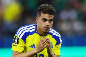لقطة قريبة للاعب السويدي من أصل تونسي ياسين العياري بقميص منتخب السويد الأصفر والأزرق واضعاً يديه معاً في إشارة اعتذار أو احترام خلال مباراة السويد وتونس في كأس العالم 2026.