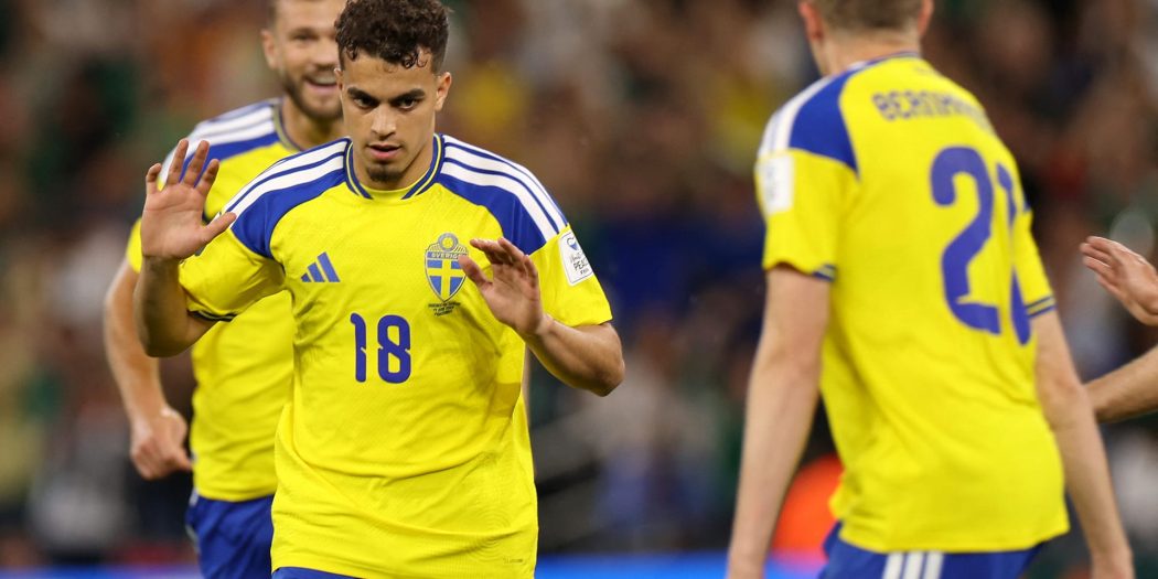 اللاعب ياسين العياري يرتدي قميص منتخب السويد رقم 18 ويرفع يديه ليرفض الاحتفال بعد تسجيله هدفاً، ويظهر حوله زملائه في الفريق بملعب مباراة السويد وتونس ضمن كأس العالم 2026.