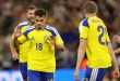 اللاعب ياسين العياري يرتدي قميص منتخب السويد رقم 18 ويرفع يديه ليرفض الاحتفال بعد تسجيله هدفاً، ويظهر حوله زملائه في الفريق بملعب مباراة السويد وتونس ضمن كأس العالم 2026.