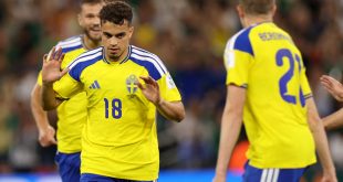 اللاعب ياسين العياري يرتدي قميص منتخب السويد رقم 18 ويرفع يديه ليرفض الاحتفال بعد تسجيله هدفاً، ويظهر حوله زملائه في الفريق بملعب مباراة السويد وتونس ضمن كأس العالم 2026.