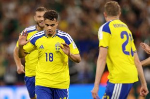 اللاعب ياسين العياري يرتدي قميص منتخب السويد رقم 18 ويرفع يديه ليرفض الاحتفال بعد تسجيله هدفاً، ويظهر حوله زملائه في الفريق بملعب مباراة السويد وتونس ضمن كأس العالم 2026.
