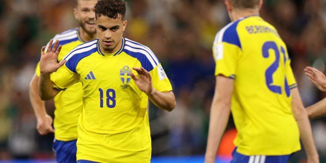 اللاعب ياسين العياري يرتدي قميص منتخب السويد رقم 18 ويرفع يديه ليرفض الاحتفال بعد تسجيله هدفاً، ويظهر حوله زملائه في الفريق بملعب مباراة السويد وتونس ضمن كأس العالم 2026.