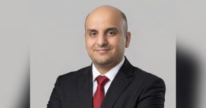 مصدر الصورة العضو الاستشاري بلجنة ملوثات الاغذية بالمركز الوطني للمواصفات ورئيس قسم ضيط الجودة بمركز الرقاية على الاغدية والادوية علي اغنية