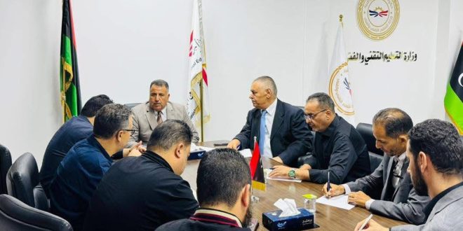 جانب من اجتماع رسمي يُعقد داخل ديوان وزارة التعليم التقني والفني بحكومة الوحدة الوطنية
