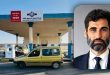 صورة مركبة تظهر محطة وقود تابعة لشركة البريقة لتسويق النفط وبها سيارات تتزود بالوقود، وإلى جانبها صورة شخصية للمتحدث باسم الشركة أحمد رجب المسلاتي.