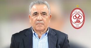 صورة بورتريه للمدرب التونسي فوزي البنزرتي ببدلة رسمية، بجوار شعار نادي الاتحاد الليبي الأ doاحمر والأبيض.