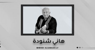 صورة بالأبيض والأسود للموسيقار الراحل هاني شنودة يحمل آلة المندولين أو الجيتار