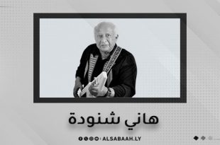 صورة بالأبيض والأسود للموسيقار الراحل هاني شنودة يحمل آلة المندولين أو الجيتار