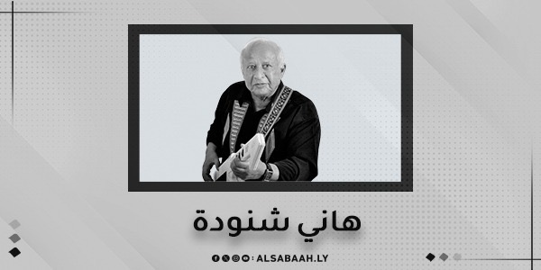 صورة بالأبيض والأسود للموسيقار الراحل هاني شنودة يحمل آلة المندولين أو الجيتار