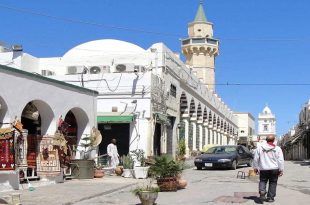 شارع تاريخي داخل المدينة القديمة طرابلس يظهر المباني التراثية المتراصة والأزقة التي تعكس الطابع المعماري العريق للعاصمة الليبية.