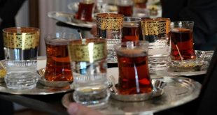 دراسة تحذر من وجود جزيئات بلاستيك دقيقة في الشاي الساخن