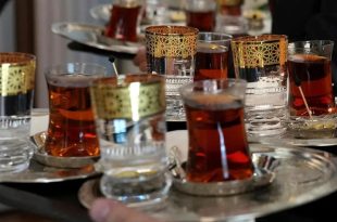 دراسة تحذر من وجود جزيئات بلاستيك دقيقة في الشاي الساخن