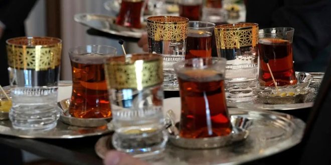 دراسة تحذر من وجود جزيئات بلاستيك دقيقة في الشاي الساخن