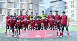 لقطة جماعية لمنتخب ليبيا لكرة القدم الموحدة للأولمبياد وعبارة "كأس العالم لكرة القدم الموحدة - باريس 2026" باللغة الإنجليزية