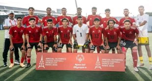 صورة جماعية لمنتخب الأولمبياد الخاص الليبي لكرة القدم الموحدة بملابسهم الرياضية الحمراء والبيضاء، يقفون خلف لوحة إعلانية حمراء تحمل شعار البطولة وكتابة باللغة الإنجليزية