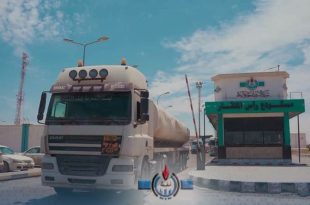 شاحنة صهريج نقل وقود بيضاء تخرج من بوابة "مستودع رأس المنقار" التابع لشركة البريقة لتسويق النفط.