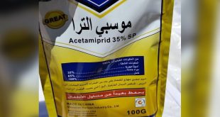 عبوة مبيد حشري تحمل اسم Acetamiprid 35% SP مع بيانات المنتج باللغة العربية، تظهر ضمن تقرير يتناول التحقيقات المتعلقة بالمبيدات الزراعية المحظورة والمتداولة في الأسواق الليبية