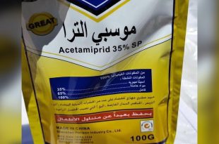 عبوة مبيد حشري تحمل اسم Acetamiprid 35% SP مع بيانات المنتج باللغة العربية، تظهر ضمن تقرير يتناول التحقيقات المتعلقة بالمبيدات الزراعية المحظورة والمتداولة في الأسواق الليبية