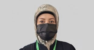 صورة بورتريه للدكتورة حنان إغريبيل، المحاضر بكلية العلوم بجامعة الكفرة، ترتدي حجاباً وكمامة طبية سوداء