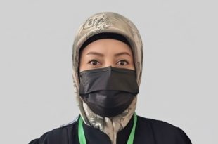 صورة بورتريه للدكتورة حنان إغريبيل، المحاضر بكلية العلوم بجامعة الكفرة، ترتدي حجاباً وكمامة طبية سوداء