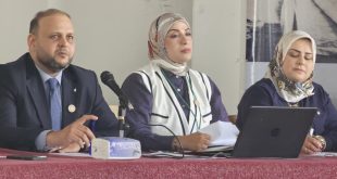 لقطة متوسطة لثلاثة مسؤولين من إدارة الدعم والإرشاد النفسي بوزارة التربية والتعليم
