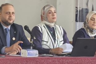 لقطة متوسطة لثلاثة مسؤولين من إدارة الدعم والإرشاد النفسي بوزارة التربية والتعليم