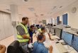 لقطة واسعة من داخل موقع نفطي صحراوي تظهر مجموعة من المهندسين والمسؤولين الفنيين التابعين للمؤسسة الوطنية للنفط