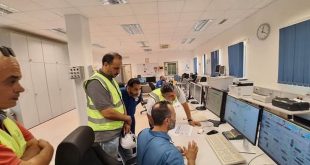 لقطة واسعة من داخل موقع نفطي صحراوي تظهر مجموعة من المهندسين والمسؤولين الفنيين التابعين للمؤسسة الوطنية للنفط