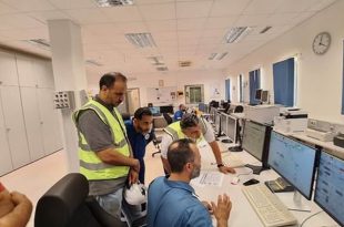 لقطة واسعة من داخل موقع نفطي صحراوي تظهر مجموعة من المهندسين والمسؤولين الفنيين التابعين للمؤسسة الوطنية للنفط