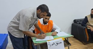 معلم يدلي بصوته ويسجل بياناته داخل مركز الاقتراع بمدرسة شهداء الحوامد، خلال انتخابات ممثلي النقابة العامة للمعلمين بإشراف المفوضية الوطنية العليا للانتخابات