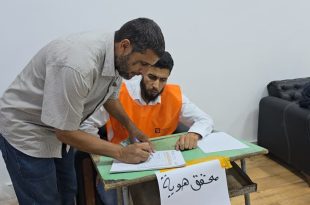 معلم يدلي بصوته ويسجل بياناته داخل مركز الاقتراع بمدرسة شهداء الحوامد، خلال انتخابات ممثلي النقابة العامة للمعلمين بإشراف المفوضية الوطنية العليا للانتخابات