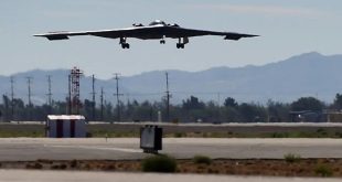 قاذفة الشبح الأمريكية B-2 أثناء اقترابها من المدرج في إحدى القواعد الجوية. مصدر الصورة وكالة الانباء الفرنسية AFP