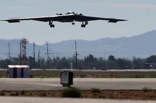 قاذفة الشبح الأمريكية B-2 أثناء اقترابها من المدرج في إحدى القواعد الجوية. مصدر الصورة وكالة الانباء الفرنسية AFP