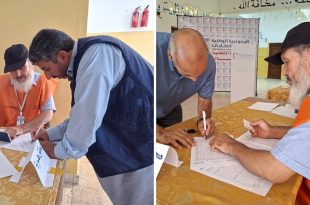 صورة تنقسم إلى جزأين تظهر عملية التحقق والتوقيع داخل مركز الاقتراع بمدرسة أبوبكر الصديق في ترهونة؛ يظهر فيها موظفو الانتخابات بستراتهم البرتقالية وهم يدققون في هويات الناخبين الذين يوقعون في سجلات الناخبين لإدلاء بأصواتهم