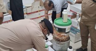 رجال الأمن والجهات المختصة يقومون بجرد وتفتيش عبوات وصناديق مبيدات زراعية محظورة ومنتهية الصلاحية تم ضبطها داخل أحد المقار في منطقة السواني بليبيا.
