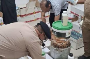 رجال الأمن والجهات المختصة يقومون بجرد وتفتيش عبوات وصناديق مبيدات زراعية محظورة ومنتهية الصلاحية تم ضبطها داخل أحد المقار في منطقة السواني بليبيا.