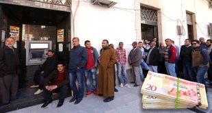 صورة مدمجة تُظهر ازدحام وطوابير مواطنين أمام جهاز سحب آلي (ATM) لمصرف تجاري، وفي أسفل اليمين حزمة أوراق نقدية ليبية من فئة العشرين ديناراً.