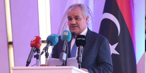 لقطة قريبة لمحافظ مصرف ليبيا المركزي، ناجي عيسى