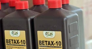 مجموعة من العبوات البلاستيكية البنية ذات الأغطية الحمراء لمنتج مطهر طبي يحمل اسم "BETAX-10" بنسبة 10%، مجهزة للتوزيع ضمن شحنات وزارة الصحة الليبية.