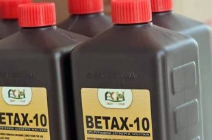 مجموعة من العبوات البلاستيكية البنية ذات الأغطية الحمراء لمنتج مطهر طبي يحمل اسم "BETAX-10" بنسبة 10%، مجهزة للتوزيع ضمن شحنات وزارة الصحة الليبية.