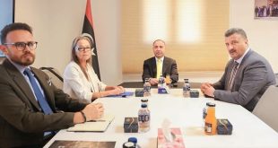 ​وزير الخارجية الليبي المكلف الطاهر الباعور ونائبة الممثل الخاص للأمين العام للأمم المتحدة أولريكا ريتشاردسون ومسؤولين آخرين، خلال مباحثات تعزيز التعاون الإنساني والتنموي في ليبيا.