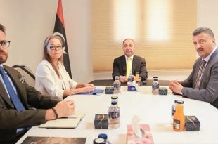 ​وزير الخارجية الليبي المكلف الطاهر الباعور ونائبة الممثل الخاص للأمين العام للأمم المتحدة أولريكا ريتشاردسون ومسؤولين آخرين، خلال مباحثات تعزيز التعاون الإنساني والتنموي في ليبيا.