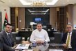 رئيس حكومة الوحدة الوطنية عبد الحميد الدبيبة يترأس اجتماعاً مع مسؤولين لمناقشة تعديلات مخصصات الإسكان الشبابي، ويظهر العلم الليبي في خلفية المكتب