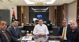 ​رئيس حكومة الوحدة الوطنية عبد الحميد الدبيبة يترأس اجتماعاً مع مسؤولين لمناقشة تعديلات مخصصات الإسكان الشبابي، ويظهر العلم الليبي في خلفية المكتب