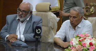 ​جانب من الجلسة الاستثنائية لصالون الجابر الثقافي في جامعة طبرق، يظهر فيها الأديب حسين نصيب المالكي والأستاذ علي جابر يتحدثان أمام الميكروفون وسط حضور ثقافي وأكاديمي