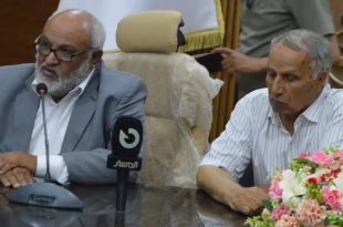 ​جانب من الجلسة الاستثنائية لصالون الجابر الثقافي في جامعة طبرق، يظهر فيها الأديب حسين نصيب المالكي والأستاذ علي جابر يتحدثان أمام الميكروفون وسط حضور ثقافي وأكاديمي